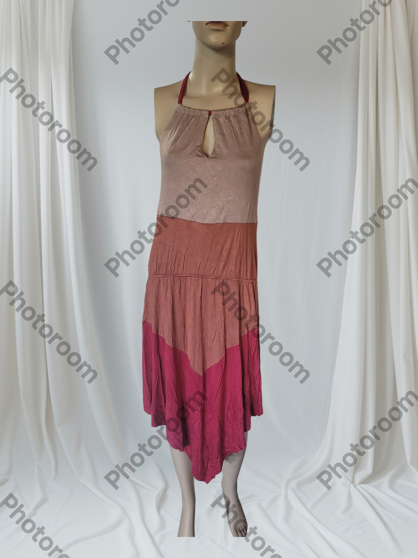 Two-tone dress on a mannequin against a white background with 'Photoroom' watermark.