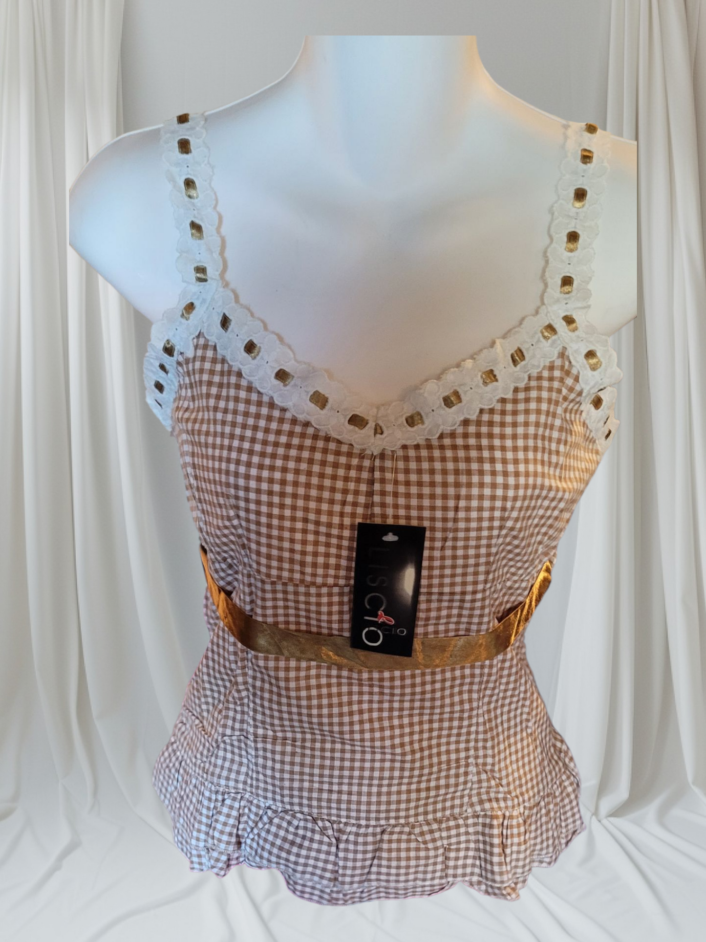 Mannequin wearing a checkered TOP with lace details on a white background