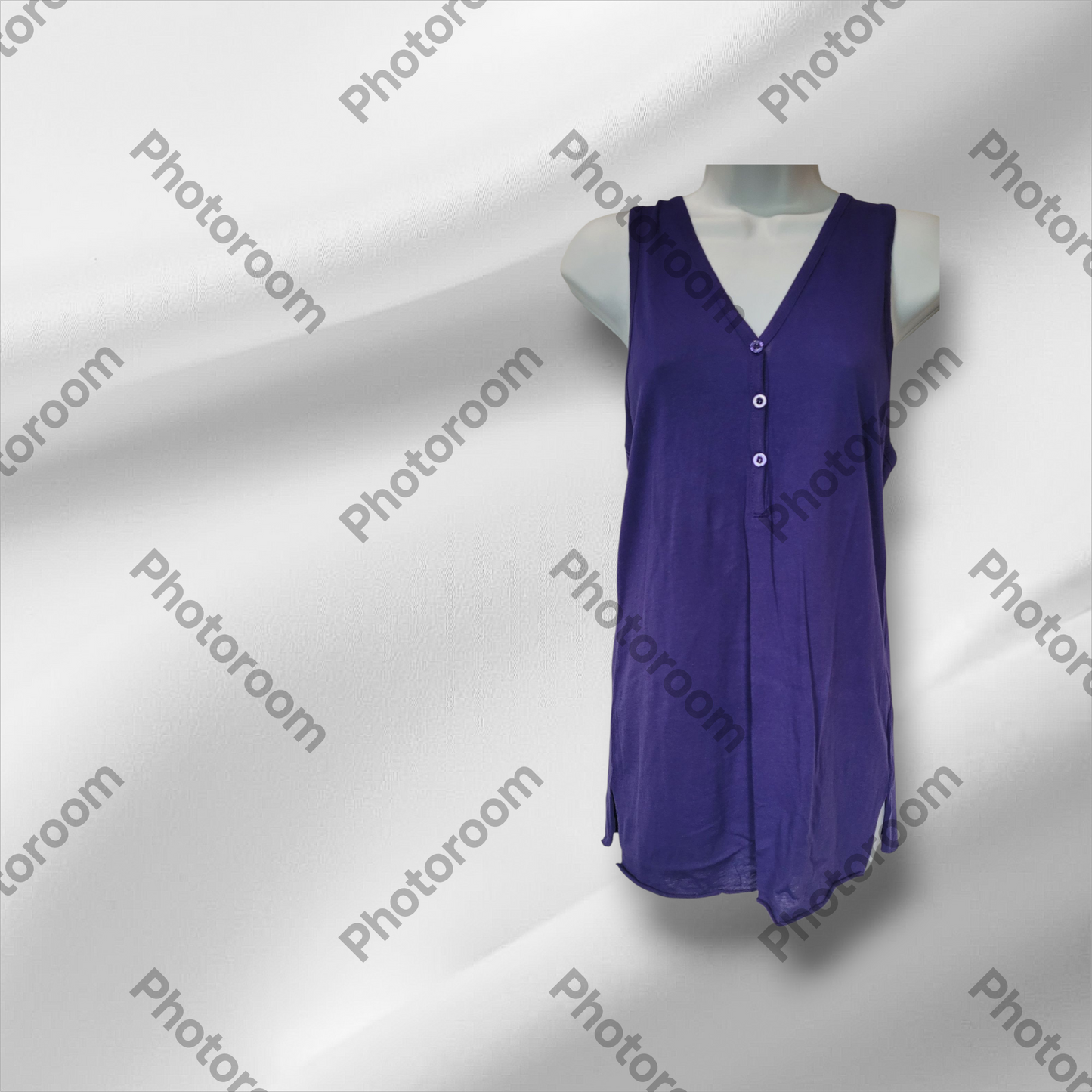 Purple sleeveless dress on a mannequin against a white background with 'Photoroom' watermark.