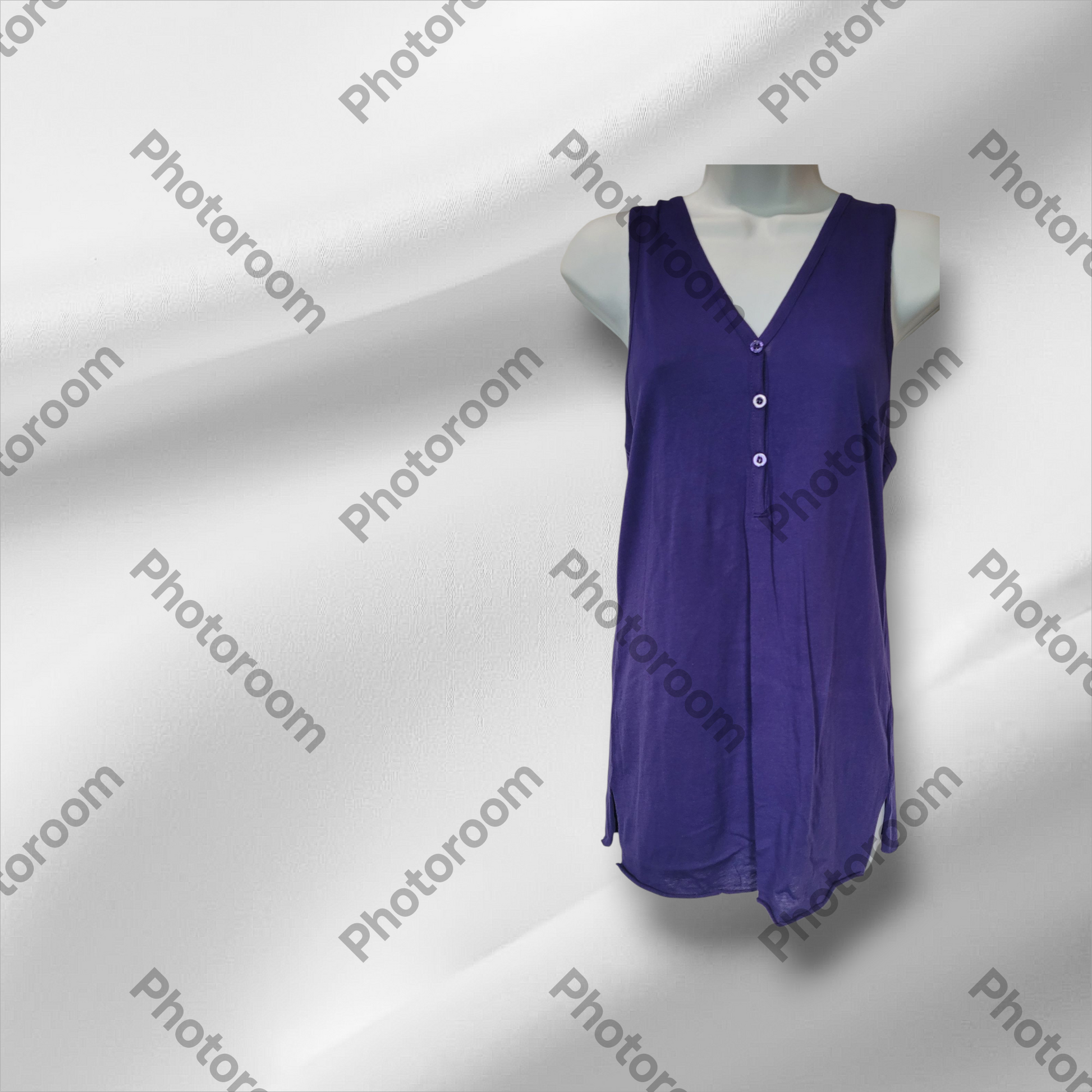 Purple sleeveless dress on a mannequin against a white background with 'Photoroom' watermark.
