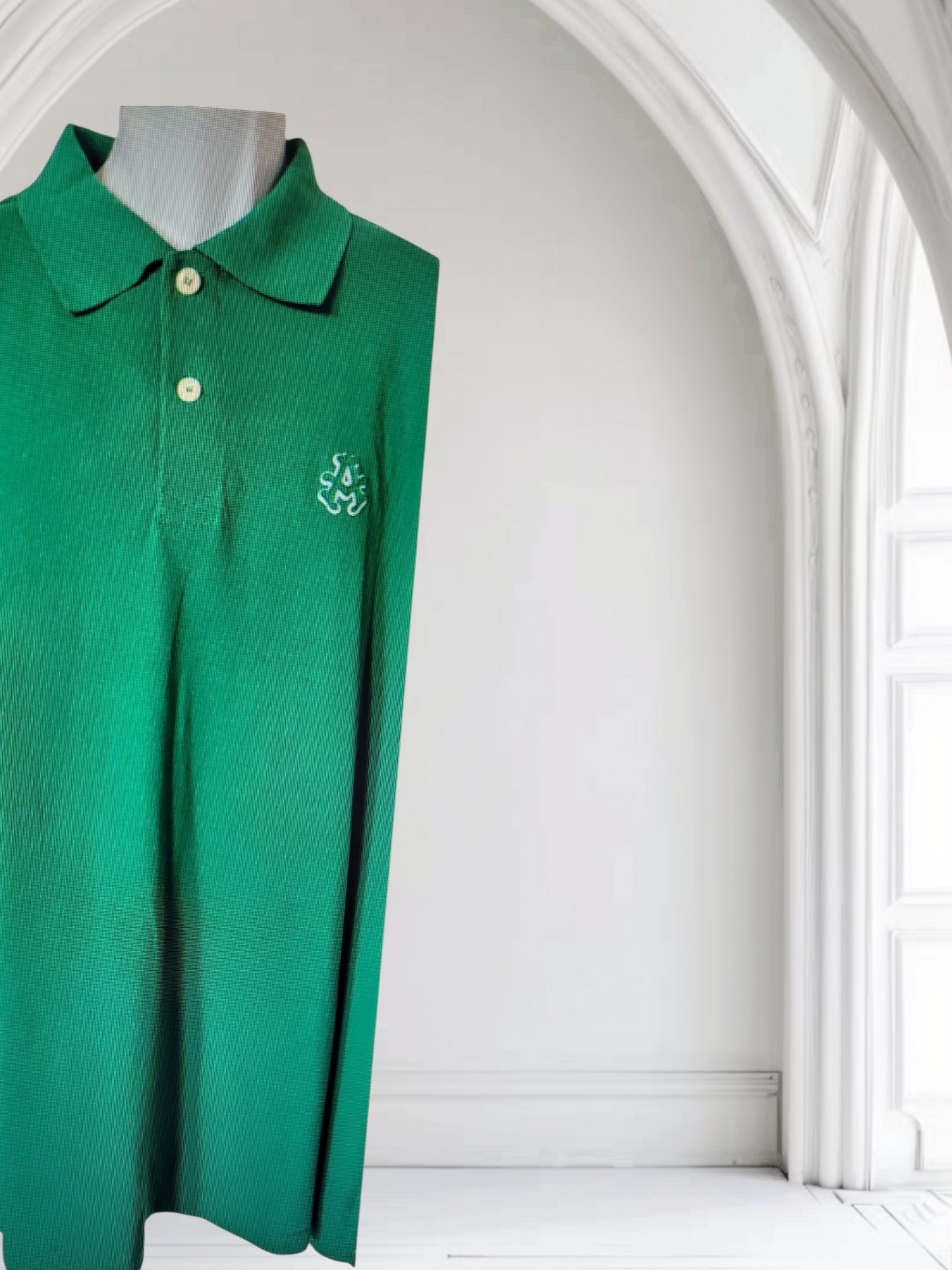 GREEN POLO SHIRT WITH A LOGO ON A WHITE BACGROUND